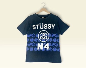 Camiseta Stussy Dice No.4 Vintage Y2K / Estampa nas Costas / Gráfico Clássico de Streetwear / Camiseta Preta de Algodão – Tamanho P