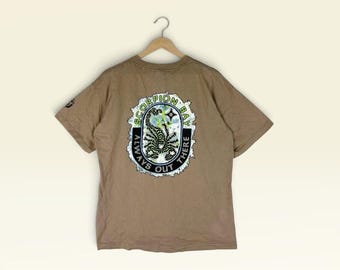 Camiseta vintage dos anos 90 com estampa de prancha de surf Scorpion Bay / Peça rara de streetwear de surf / Camiseta bege de algodão – Tamanho G – Fabricada nos EUA