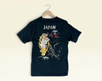 Camiseta vintage japonesa com arte Sukajan – Toyo Enterprise Co / Estampa em estilo bordado tradicional / Camiseta preta de algodão – veste tamanho M