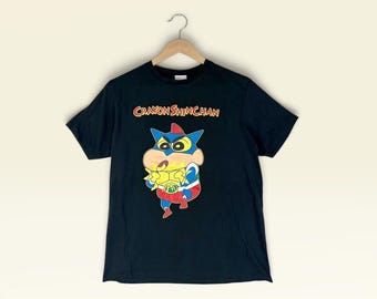 Camiseta vintage Y2K Crayon Shin Chan – Desenho animado japonês de comédia / Camiseta retrô de anime e cultura pop / Algodão preto – Tamanho M