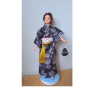 日本の人形の着物 12インチの人形の服 手作りの着物 装飾プリントとベルト付き 人形のアクセサリー リアルな人形の服