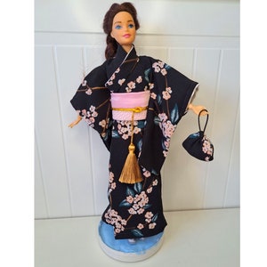 日本の人形の着物 12インチの人形の服 桜の花のプリントとベルト付きの手作りの着物 人形のアクセサリー リアルな人形の服