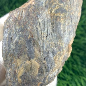 167 grams antimonmineralprov: Glittrande silverfoder, sällsynt jordartsmetallfynd