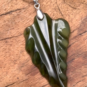 Puede incluir: Juego de tres tazas de cerámica con acabado mate moteado en azul claro, crema y gris. Diseño sencillo y moderno con asa cómoda. Ideal para café o té. Altura aproximada de 10 cm.