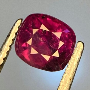 Rubí de Cachemira (0,75 ct), corte ovalado rojo violeta, sin tratar