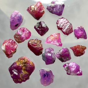 Lote de rubíes afganos naturales en bruto de 72 quilates, 16 cristales de rubí rojo sangre de paloma, piedras preciosas en bruto para tallar, rubíes afganos de 2 a 12 quilates.