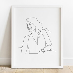 Op de afbeelding: Een zwart-witte lijntekening van een persoon met lang haar die lacht en naar de zijkant kijkt.