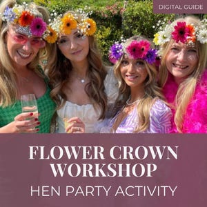 Może przedstawiać: Cztery uśmiechnięte osoby w wiankach z kwiatów i z napojami. Obraz zawiera tekst "Flower Crown Workshop" i "Hen Party Activity". Osoby noszą różne stroje i akcesoria, w tym różowe okulary przeciwsłoneczne i boa z piór.