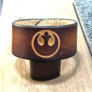 100% Vollnarbenleder Mandalorian, Rebell, Imperium, Republik, Alte Republik oder Sith Emblem Manschettenarmband - Ihre Wahl der Farbe!
