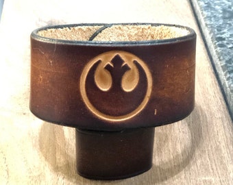 Bracciale rigido in pelle pieno fiore al 100% con stemma Mandaloriano, Ribelle, Impero, Repubblica, Vecchia Repubblica o Sith: scegli il colore!
