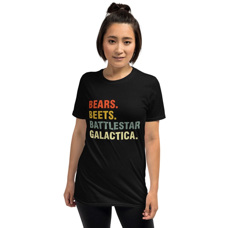 Pu&ograve; includere: Maglietta nera con una grafica in stile vintage che recita "BEARS. BEETS. BATTLESTAR GALACTICA."