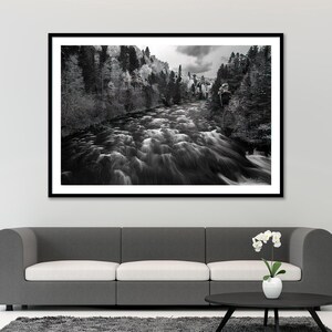 Schwarz-Weiß-Flussbild, Fotografie aus den Wäldern Minnesotas, Wandbild mit Herbstlandschaft am Brule River