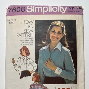 Puede incluir: Un patrón de costura vintage para una blusa o camisa. El patrón incluye una tabla de lección de tejido sobre cómo recortar una blusa o camisa. El patrón es para la talla 12 miss. El patrón es de Simplicity y el número de patrón es 7608.