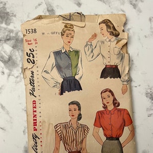 Peut inclure: Patron de couture vintage Simplicity numéro 1538 pour un chemisier. Le patron est imprimé sur du papier blanc avec une bordure rouge et noire. Le patron comprend quatre vues différentes du chemisier, chacune avec un style différent. Le patron est pour la taille 16, tour de poitrine 34. Le patron est vendu au prix de 25 cents.