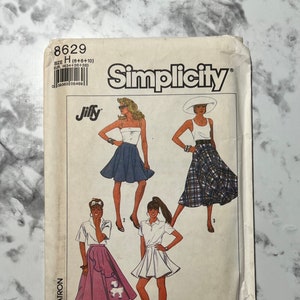 Puede incluir: Patrón de costura Simplicity vintage, estilo 8629, con ilustraciones de faldas y tops. El patrón incluye la palabra "Jiffy" y la talla es H (6+8+10). El patrón también incluye instrucciones para coser en una máquina Overlock/Serger.