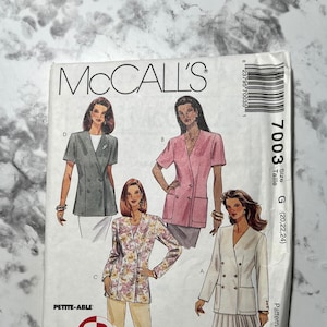 Puede incluir: Patrón de costura McCall's para una chaqueta de 3 horas. El patrón incluye cuatro vistas diferentes de la chaqueta, incluyendo un estampado floral, un rosa sólido, un blanco sólido y un gris sólido. El patrón es para las tallas G (20, 22, 24).