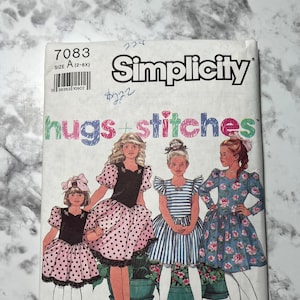 90er Jahre Hugs and Stitches Kinderpartykleider-Muster, Mädchenkleid-Muster mit langen oder kurzen Ärmeln, Einfachheit 7083, Größe A 2-4, Schnitt