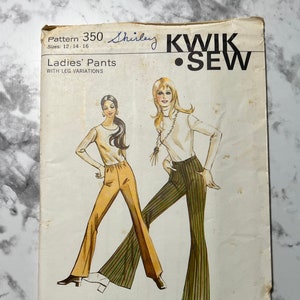 Puede incluir: Un patrón de costura vintage para pantalones de mujer con variaciones de pierna. El patrón es de Kwik Sew y está diseñado por Kerstin Martensson. El número del patrón es 350 y las tallas son 12-14-16. El patrón es para pantalones de pierna ancha y cintura alta. El patrón está impreso en un fondo blanco con una ilustración en blanco y negro de dos mujeres que llevan los pantalones.