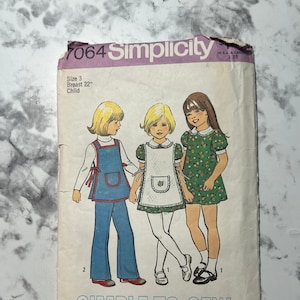 70 年代のシンプルな子供用ドレス、エプロン、パンツのパターン、簡単な女の子用襟付きドレスのパターン、Simplicity 7064、サイズ 3、胸囲 22 インチ、カットなし