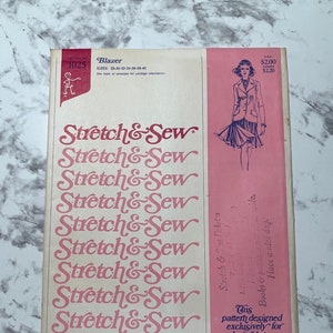 Puede incluir: Un patrón de costura vintage para una chaqueta, con el texto "Stretch & Sew" repetido varias veces. El patrón está diseñado exclusivamente para tejidos de punto por Ann Person. El número del patrón es 1025 y el precio es de 2,00 $ USD.