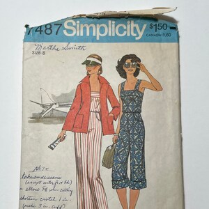 Puede incluir: Patrón de costura Simplicity número 487 para un mono con tejido de estampado en diagonal. El patrón es para la talla 8 e incluye instrucciones para acortar la entrepierna y usar una cremallera de 40 cm.