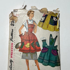 Peut inclure: Patron de couture vintage Simplicity pour un patron imprimé à 25 centimes. Le patron est pour un tablier pour femme avec un design sud-ouest. Le patron comprend un cactus, un sombrero et une tasse. Le patron est imprimé sur un fond blanc avec des couleurs rouge, jaune, vert et bleu.