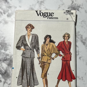 Könnte beinhalten: Vogue Patterns Schnittmuster Nummer 9967 Größe 8 für einen Blazer und einen Rock. Das Schnittmuster zeigt drei Frauen, die verschiedene Versionen des Outfits tragen. Eine Frau trägt einen schwarz-weiß karierten Rock und Blazer, eine andere trägt einen gelben Rock und Blazer und die dritte trägt einen roten Rock und Blazer.