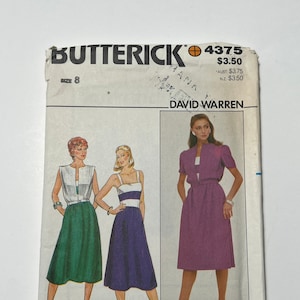 Puede incluir: Un patrón de costura vintage para un vestido, talla 8, de Butterick 4375, diseñado por David Warren. El patrón presenta a tres mujeres con diferentes estilos de vestidos, una en verde, otra en morado y otra en azul.