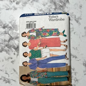 Puede incluir: Un sobre de patrón de costura para ropa de mujer. El patrón es para un armario de cuatro atuendos diferentes. El patrón es de Butterick y está etiquetado como "Fast Easy Today's Wardrobe". El patrón es para las tallas 28W, 30W y 32W.