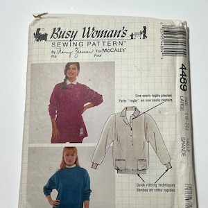 Puede incluir: Un patrón de costura para un suéter de mujer con una solapa de rugby de una sola costura. El patrón es para las tallas 18-20 y se llama "Busy Woman's Sewing Pattern" de Nancy Zieman para McCall's.