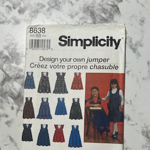 Puede incluir: Patrón de costura Simplicity número 8638 para un jersey, talla BB (5-8). El patrón incluye instrucciones para crear un jersey con diferentes opciones de tela y estilos. El patrón muestra una variedad de diseños de jersey, incluyendo cuadros, flores y colores sólidos.