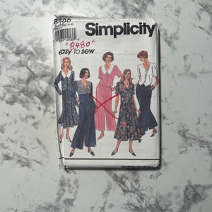 以下が含まれることがあります： Simplicityの裁縫パターン封筒で、番号は8490、テキストは「easy to sew」です。封筒には、異なるドレスとパンツを着た4人の女性が描かれています。