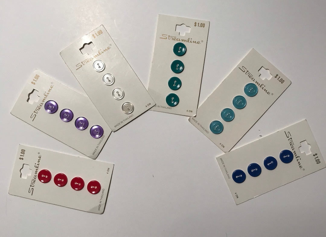 Vintage Set von 4 kleinen runden Streamline Buttons auf Karte, kleine ...