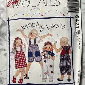 Puede incluir: Un patrón de costura para pantalones de peto para niños. El patrón se llama "Jumping Beans" y es para las tallas 4, 5 y 6. El patrón es de McCall's y está diseñado para ser cosido con una remalladora.
