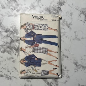 Puede incluir: Un sobre de patrón de costura Vogue Patterns vintage. El sobre presenta ilustraciones de diseños de ropa de mujer, incluyendo trajes, faldas y vestidos. El logotipo de Vogue se muestra de forma destacada, junto con el número de patrón y el rango de tallas.