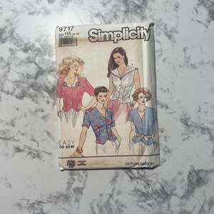 Puede incluir: Un patrón de costura Simplicity vintage, con ilustraciones de tops de mujer. La portada del patrón es de color crema con el texto "Simplicity" y "Easy to Sew". El número de patrón es 9717, talla H5 (8-14).