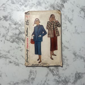 Puede incluir: Sobre de patrón impreso Simplicity vintage con ilustraciones de trajes y abrigos de mujer. El sobre está envejecido con desgaste visible e incluye texto que indica el número de patrón, la talla y el precio.