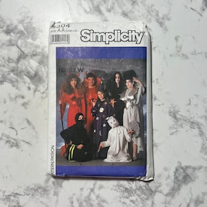 Puede incluir: Patrón de costura Simplicity número 9304 para disfraces de Halloween. El patrón incluye cinco disfraces: una bruja, un diablo, un mago, un fantasma y un ninja. El patrón es para las tallas XS a L.