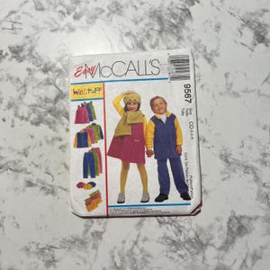 以下が含まれることがあります： マッコールズ イージー キッズスタッフ 子供服の縫製パターン。このパターンには、帽子、スカーフ、ドレス、パンツの作り方の説明が含まれています。パターンの番号は9567で、サイズはCD（2、3、4）です。