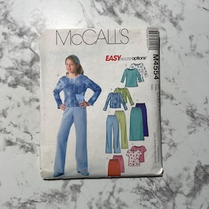 以下が含まれることがあります： 女の子の洋服の縫製パターン。パターンには、長袖のトップス、パンツ、スカートを作るための指示が含まれています。パターンはサイズ7-8、10-12用です。パターンはマッコールズ製で、「イージーエンドレスオプション」と呼ばれています。