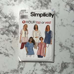 Könnte beinhalten: Ein Schnittmuster für ein Oberteil oder eine Weste. Das Schnittmuster ist von Simplicity und trägt die Bezeichnung "1 HOUR top or vest". Das Schnittmuster umfasst fünf verschiedene Stile von Oberteilen und Westen, alle mit kurzen Ärmeln. Das Schnittmuster ist für die Größen XS, S und M.