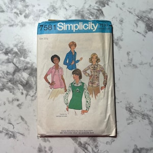 Puede incluir: Patrón de costura vintage Simplicity número 7581 para una blusa, talla 22 1/2. El patrón muestra cuatro estilos diferentes de blusas con varios patrones y colores.