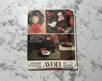 70er Jahre Weihnachts-Tapismuster-Musterkollektion Exklusiv für Avon entworfen, 10 Weihnachtsmuster, McCall's 5380, Einheitsgröße, ungeschnitten