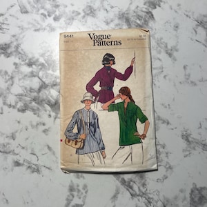 Puede incluir: Patrón de costura vintage Vogue número 9441, talla 10, con tres blusas para mujer. La primera blusa es una blusa de manga larga color burdeos con cinturón. La segunda blusa es una blusa de manga corta a rayas azules y blancas con cuello. La tercera blusa es una blusa de manga corta verde con cuello.