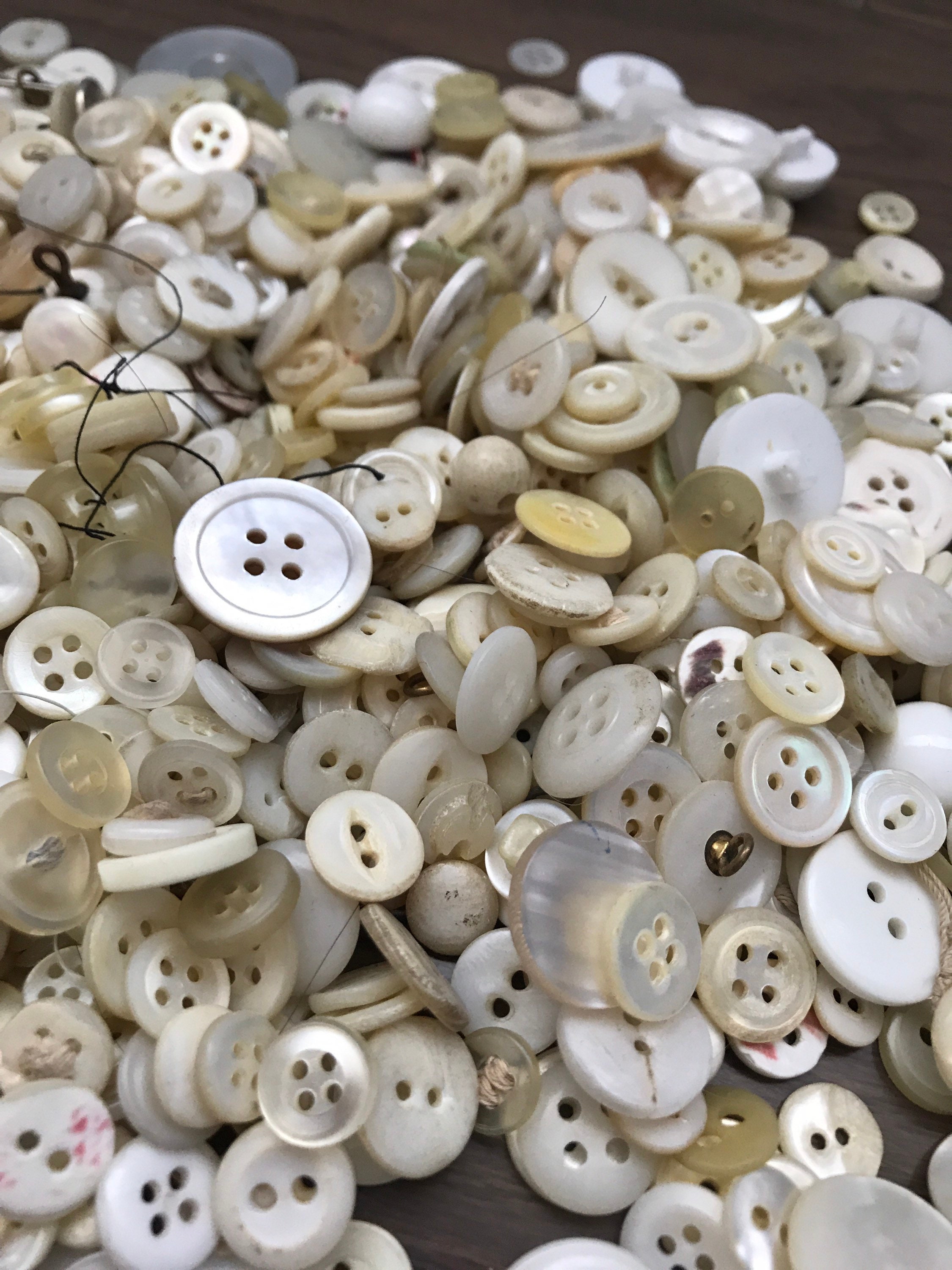 Esoca 650pcs White Buttons in Bulk Assorted White Craft Buttons Mixed White Buttons for Crafts Button White for Crafting