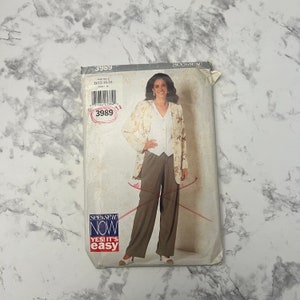 Puede incluir: Un patrón de costura para una chaqueta y pantalones. El patrón es para las tallas 8-12-14-16. La chaqueta es de estampado floral y los pantalones son de color marrón sólido. El patrón es de la línea See & Sew Now y está etiquetado como "Yes! It's Easy".