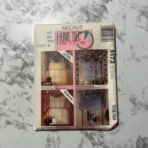 Puede incluir: Patrón de costura McCall's Home Dec in a Sec 5173 para una cenefa de swag y jabot forrada. El patrón incluye instrucciones para dos estilos diferentes: uno con rosetones y otro con lazos. El patrón es para un sobre y está disponible en tallas 159 cm, 224 cm y 278 cm.