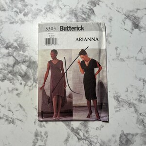 Puede incluir: Un patrón de costura para un vestido, Butterick patrón número 3303, para las tallas 6-8-10. El patrón se llama "ARIANNA" y presenta dos modelos que llevan diferentes estilos del vestido. Una modelo lleva un vestido marrón con un dobladillo alto-bajo, y la otra modelo lleva un vestido negro con mangas cortas.