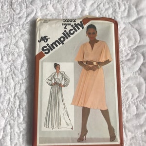 Puede incluir: Patrón de costura Simplicity número 5282 para un vestido con cuello en V y mangas largas. El patrón es para tallas de señoritas 8-18.