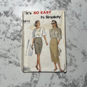 Puede incluir: Un patrón de costura Simplicity para una falda y una blusa. El número del patrón es 9815 y la talla es 10-20. El patrón es para una falda y una blusa. La falda es una falda lápiz y la blusa es una blusa. El patrón está sobre un fondo blanco con un borde negro.